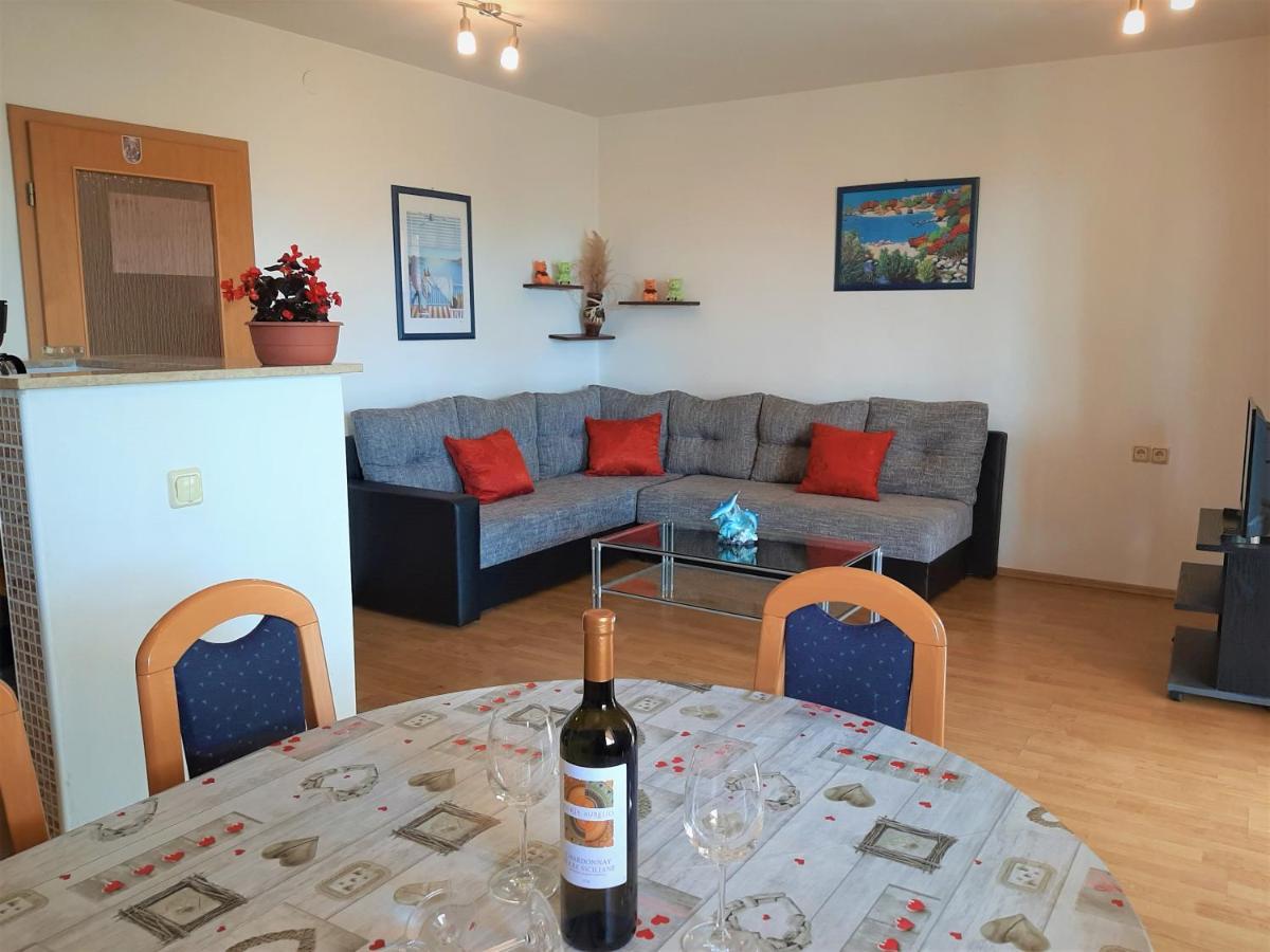 Cozy Apartments With Sea View Novi Vinodolski Eksteriør billede